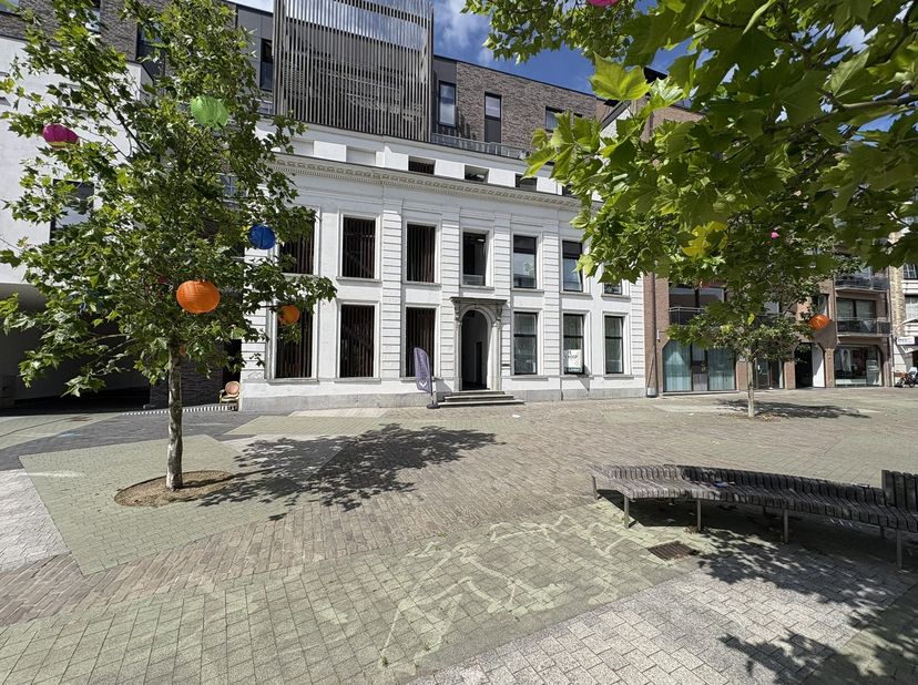 Op zoek naar een stijlvolle en centraal gelegen praktijk- of kantoorruimte in Deinze? Deze aangename ruimte bevindt zich op de gelijkvloerse verdiepin