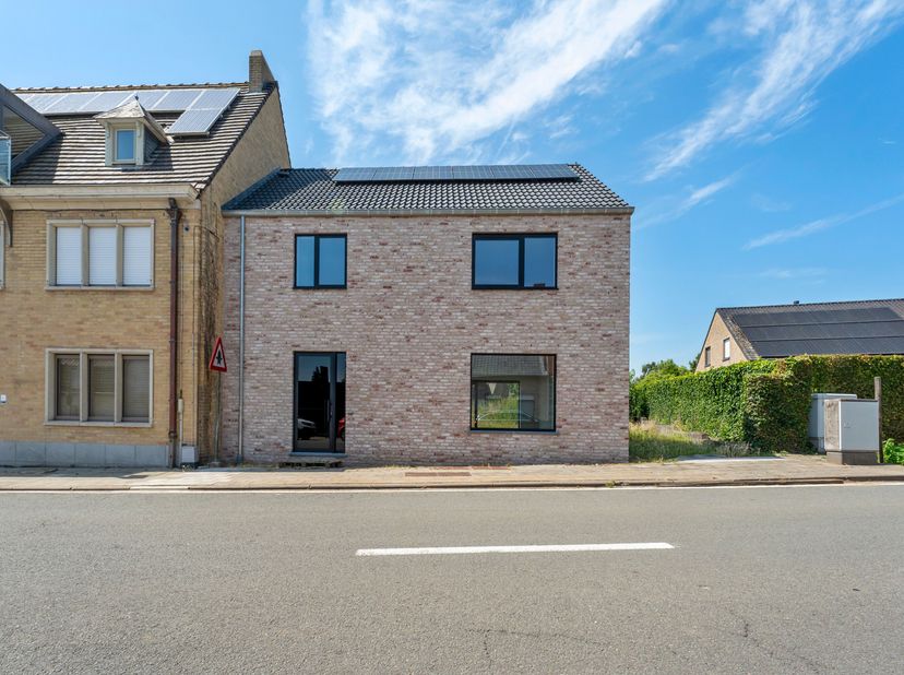 Deze halfopen nieuwbouwwoning is gelegen in de dorpskern van Abele en geniet van een zongerichte tuin met mogelijkheid tot bouwen van een carport.<br
