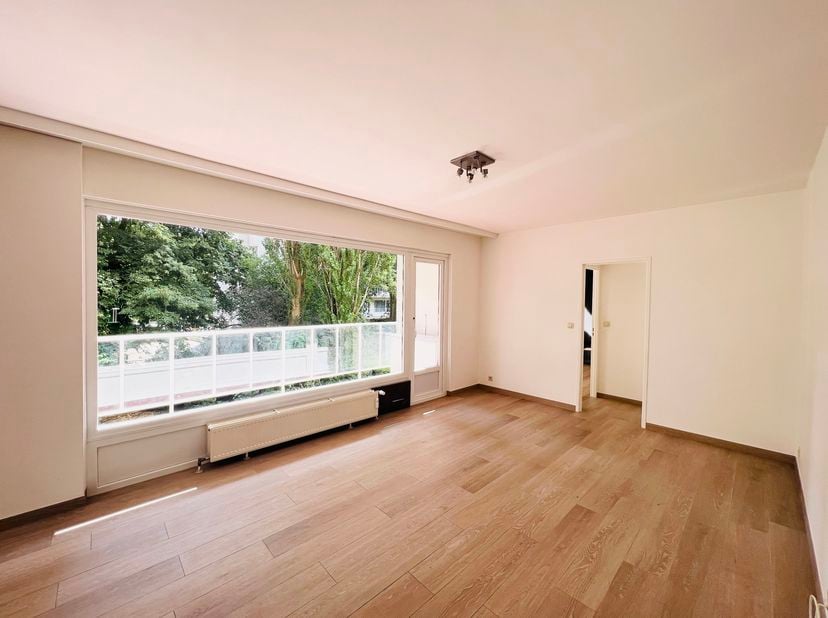 AUDERGHEM, ideaal gelegen vlakbij het metrostation Beaulieu, in een rustige en aangename wijk: een licht APPARTEMENT (2 slaapkamers/1 badkamer) van ±