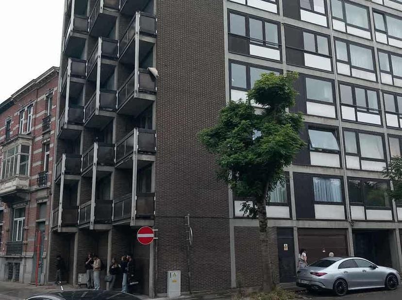 A vendre appartement dans un immeuble avec ascenseur comprenant living, salle de bain , coin rangement, WC séparé, cuisine semi équipée, 2 chambres; t