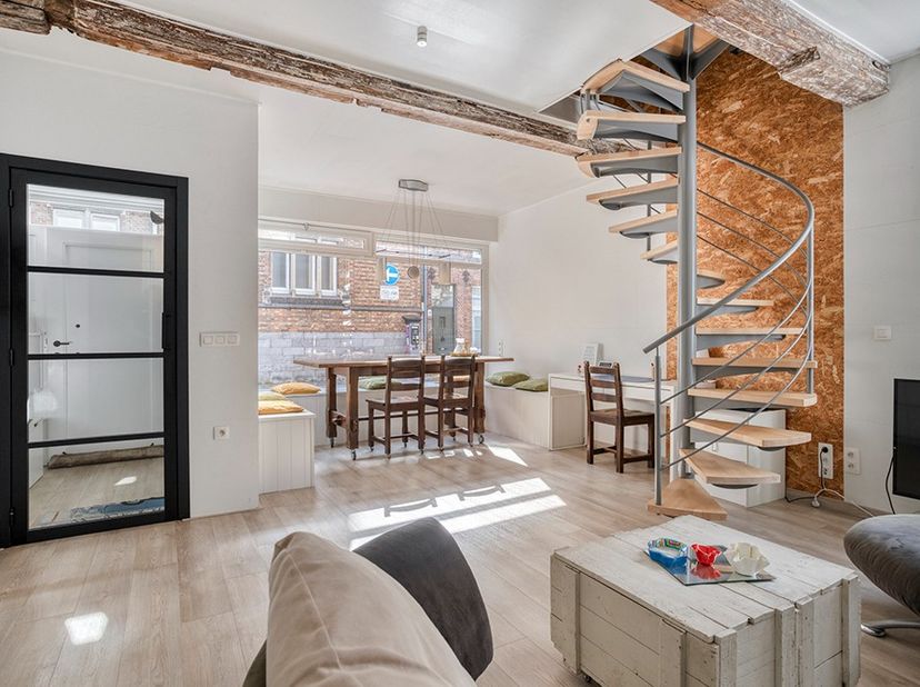 <br />
Welkom in Oostmeers 32, een unieke hoekwoning in het historische hart van Brugge, waar authentieke charme en hedendaags wooncomfort op een uitz