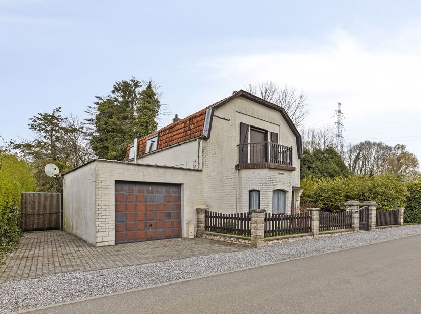 Deze landelijke woning met 2 slaapkamers is gelegen op een uitzonderlijk perceel van 33a26 en biedt een unieke combinatie van rust, ruimte en potentie