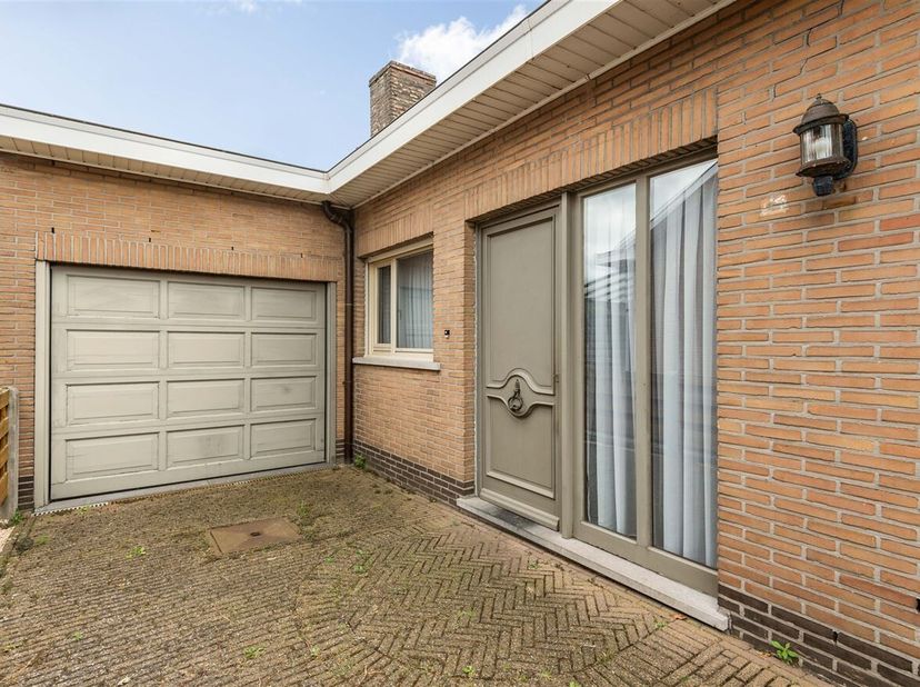Ruime open bebouwing met 3 slaapkamers in Geel<br />
Locatie: <br />
Deze open bebouwing is rustig gelegen in Geel, met winkels, scholen, openbaar ver