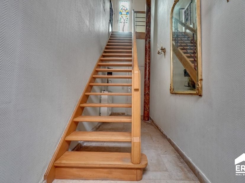 Karaktervolle woning bestaande uit 2 handelsruimtes en een apart bereikbaar woongedeelte met 4 slaapkamers, gelegen in het centrum van Tongeren.Deze w