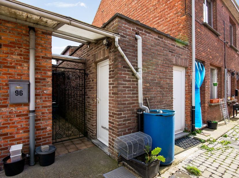 Te renoveren woning met 2/3 slaapkamers<br />
<br />
Deze rijwoning is ideaal voor wie op zoek is naar wonen in een rustige wijk. Doch aan de stadsr
