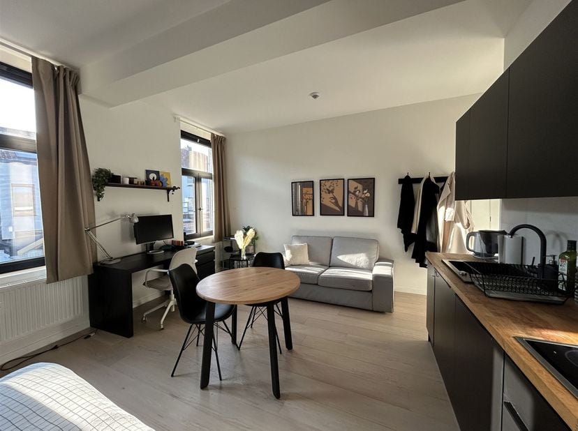 **Lichtrijke studio, gegeerde locatie**<br />
<br />
De Windmolenstraat is een zijstraat van dé Tiensestraat en is een uiterst gegeerde locatie gezien