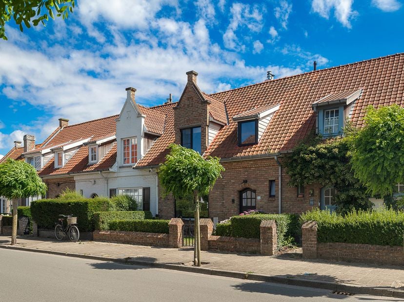 Maison rénovée avec goût, dotée d'un jardin exposé sud, située au calme dans le quartier du Vieux Knokke, à quelques pas des commerces et du marché au