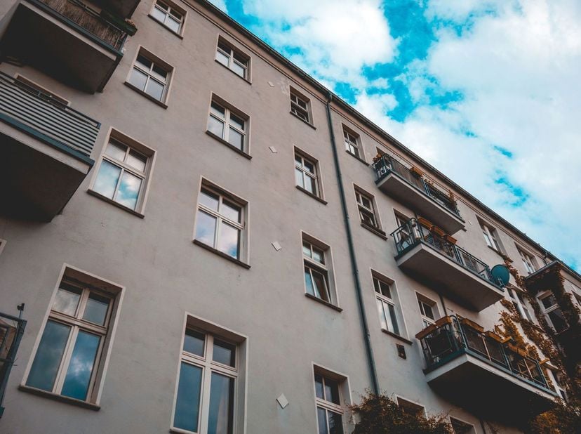 EN OPTION:<br />
ANVERS (2000 : Vekestraat) : Ensemble immobilier de 10 studios + 4 appartements + atelier (#1X+4_DRLI_ANT)<br />
• 2 immeubles adjace