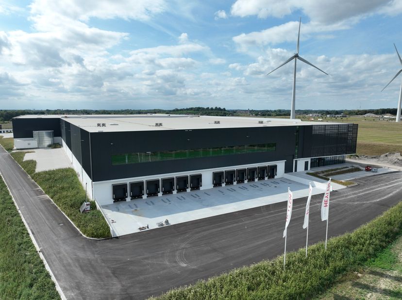 Dit magazijn in Péruwelz (België) biedt moduleerbare oppervlaktes van 9.000 m² tot 110.000 m², met directe toegang tot de autosnelwegen E42 (DoornikLu