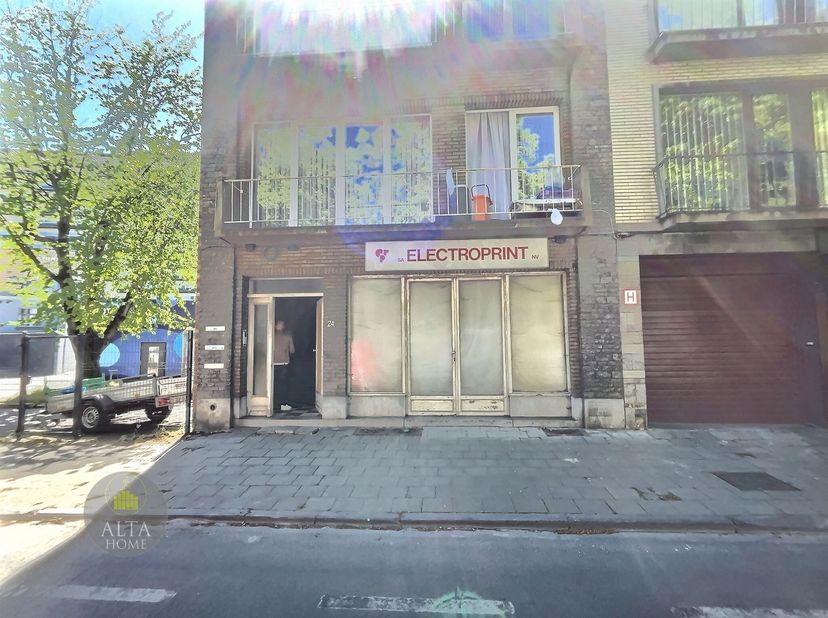 Ensemble immobilier polyvalent d’environ 160 m² composé d’une Partie avant de +- 60 m² aménagés en bureaux, possibilité en espace commercial avec une