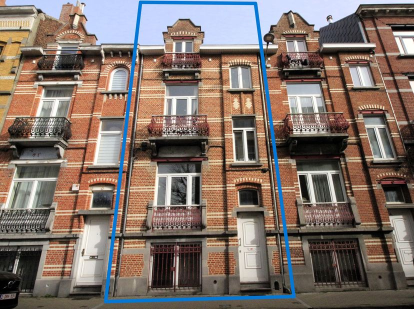 info en bezichtigingen op afspraak via info@thebridge.be<br />
Woonhuis met 3 zelfstandige appartementen (zonder stedenbouwkundige regularisatie), gel