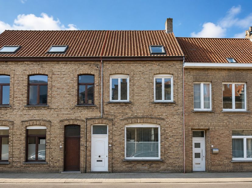 Huis te koop met drie slaapkamers, zonnige stadstuin en drie garages. De woning is ideaal gelegen op wandelafstand van de Markt, scholen en openbaar v