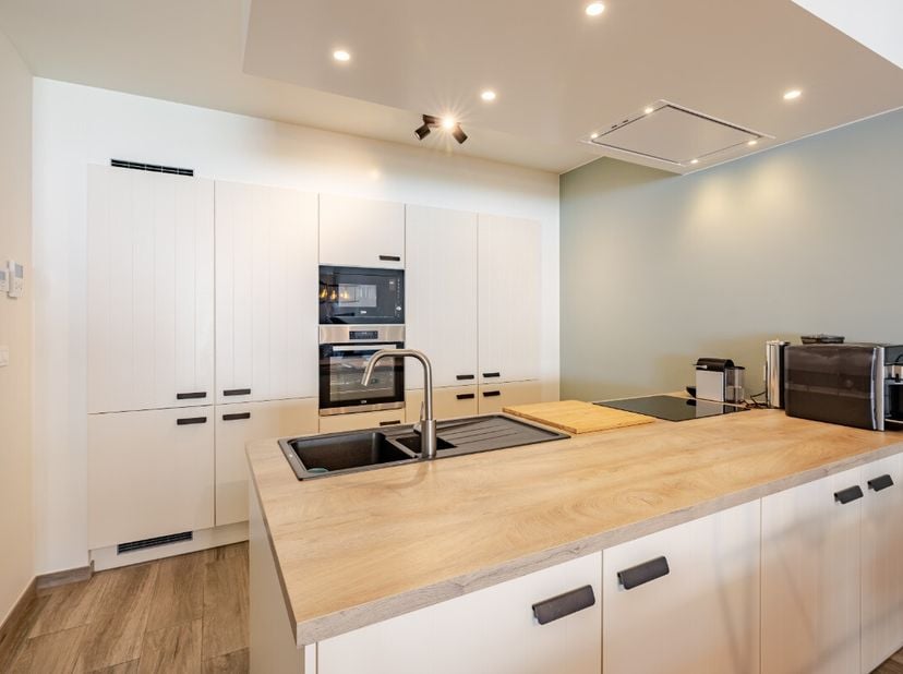 Ligging &amp; indelingIn het centrum van Evergem bevindt zich dit exclusief afgewerkte gelijkvloerse appartement in de recente residentie "Sanglier". Een