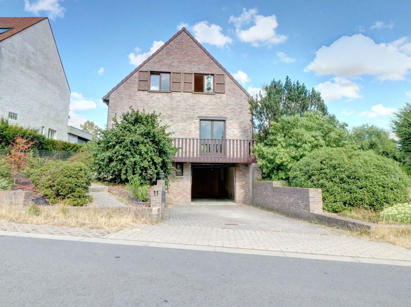 Villa met tuin<br />
 Gelijkvloers<br />
- Inkomhal<br />
- Slaapkamer / bureau<br />
- Volledig uitgeruste keuken<br />
- Apart toilet<br />
- Lichte