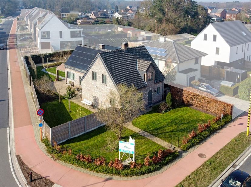 Deze ruime, energiezuinige woning, is gelegen nabij het centrum van Nijlen. Op de gelijkvloerse verdieping bevinden zich een inkomhal met apart toilet