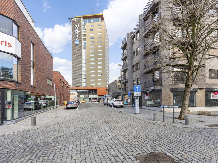 Dit handelspand of deze kantoorruimte is gelegen aan de Capucienenstraat 17 in Hasselt en biedt een uitstekende opportuniteit voor ondernemers die op