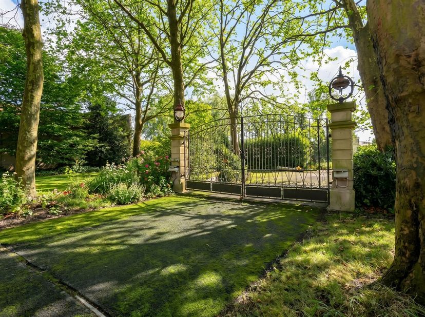 Deze eigendom, gelegen op een domein van ca. 1 hectare, bereik je via een lange oprijlaan omzoomd door statige bomen. Hier geniet je van rust en priva