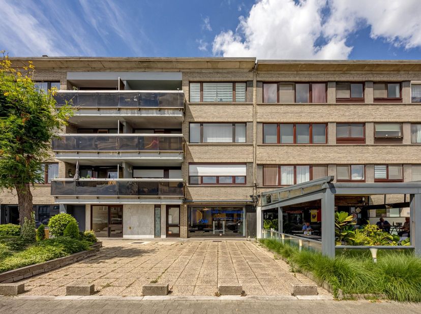 Deze handelszaak ligt op een strategische locatie vlak bij invalswegen, scholen, winkels, park Distelhoek en openbaar vervoer. Je geniet van een uitst