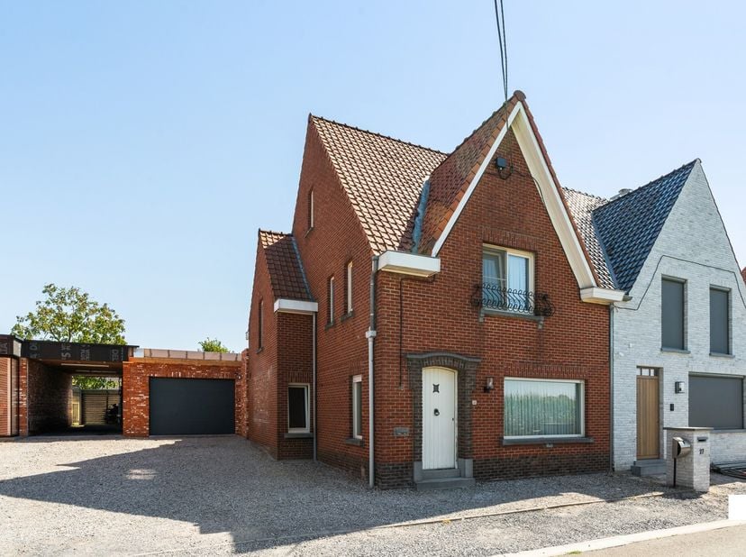 Deze gezinswoning werd in 2023 grondig gerenoveerd, waarbij o.a. een nieuwe aanbouw werd gerealiseerd. Met een bewoonbare oppervlakte van maar liefst