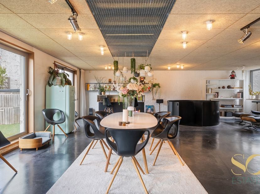 Situé au cœur de Bruxelles, à proximité du quartier Dansaert et de l'église Sainte-Catherine, ce loft duplex d'exception de 290 m² habitables allie ca