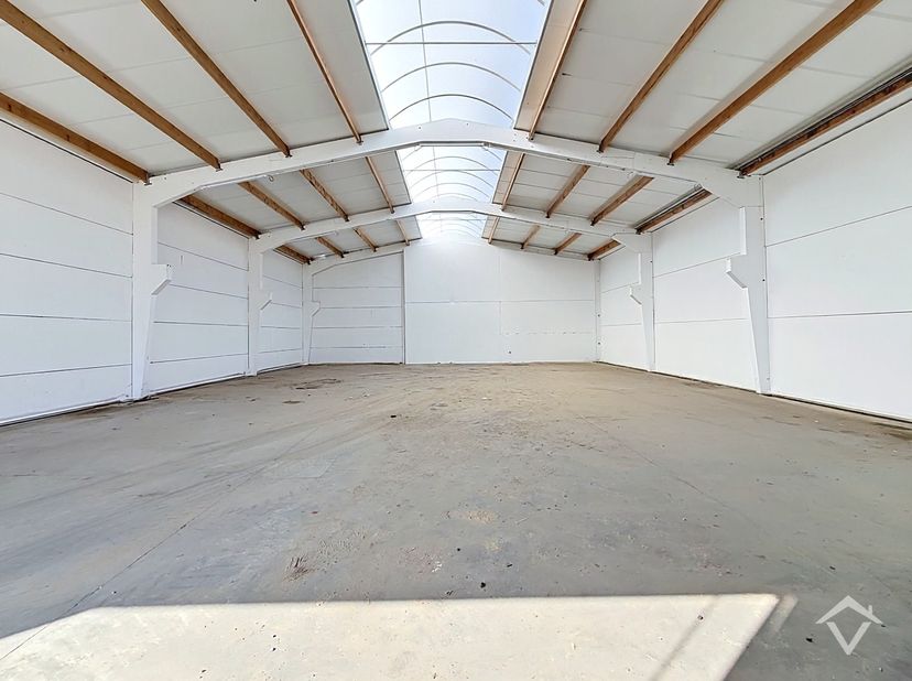 Deze opslagruimte heeft een totale oppervlakte van 285m², de afmetingen zijn: 14,50 m breedte en 19,70 m lengte. Er is een toilet en elektriciteit aan