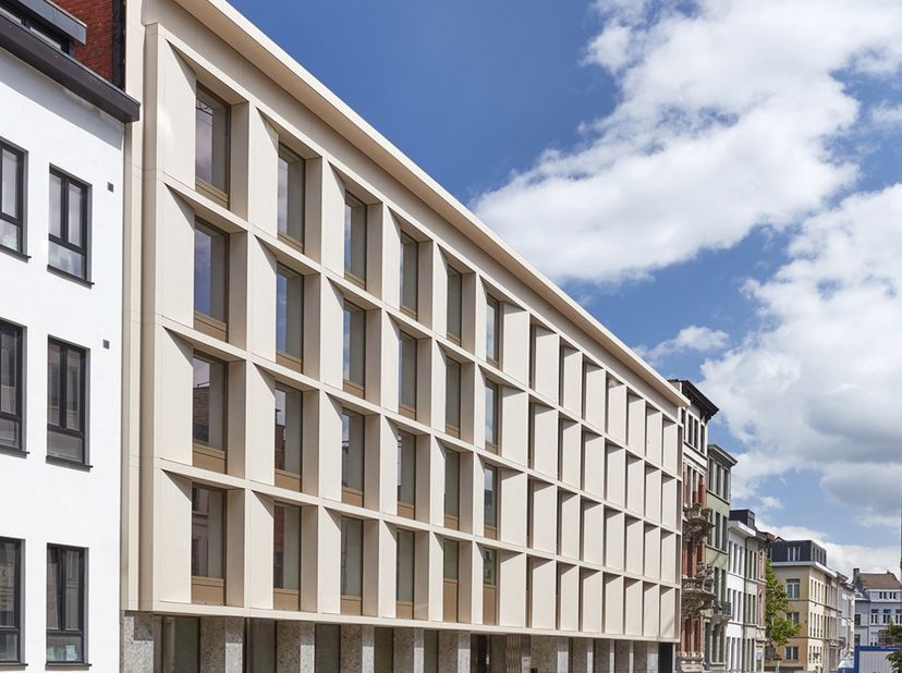 Dans cet immeuble de bureaux récemment rénové, deux plateaux turn-key de 727 m² chacun sont proposés à la location. Les deux niveaux sont entièrement
