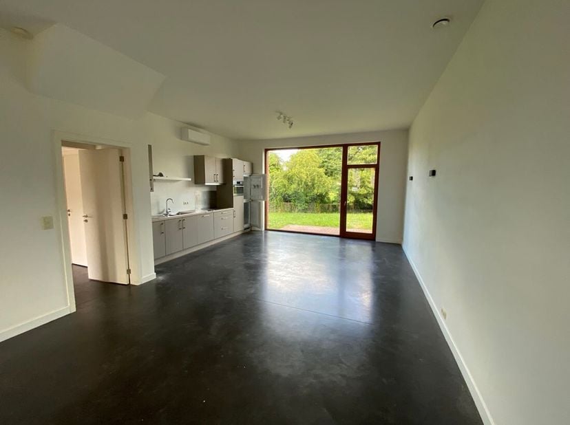 Deze halfopen passiefwoning heeft een laag energiepeil en zonnepanelen wat een zeer gunstig effect heeft op het energieverbruik.<br />
De woning besch