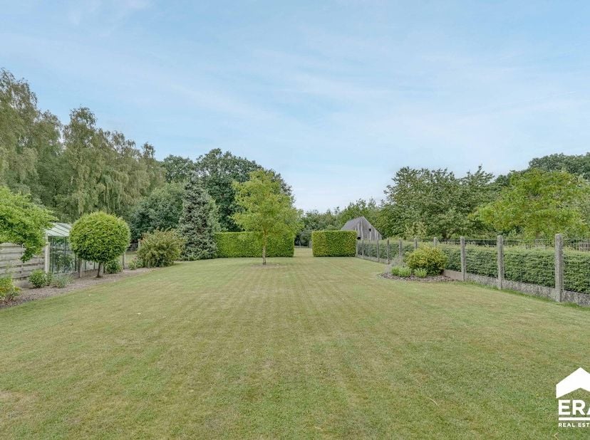 Te koop: knap gerenoveerde open bebouwing in Oudsbergen, gelegen in een groene en landelijke omgeving met prachtig vrij zicht achteraan. Deze instapkl