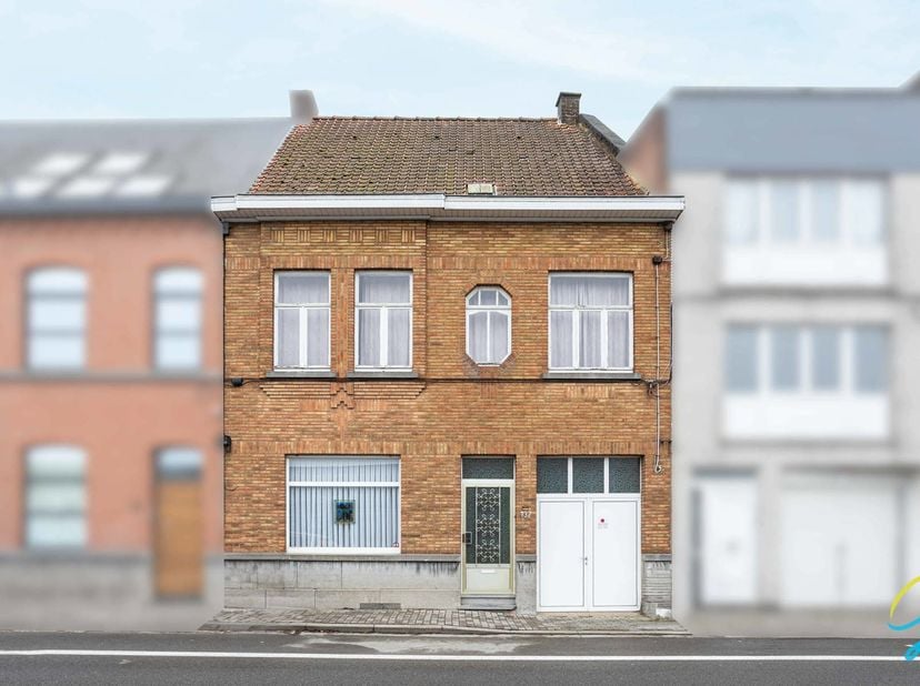 Te koop in Ronse. <br />
In de Ninovestraat 137 te Ronse vinden we deze verrassend ruime woning met tal van mogelijkheden.<br />
Op het gelijkvloers k