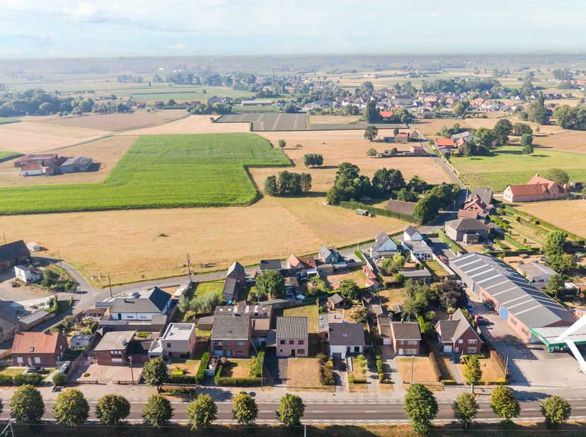 Op een centrale en vlot bereikbare ligging langs de Staatsbaan in Kortemark bevindt zich deze verrassend ruime en volledig gerenoveerde gezinswoning.