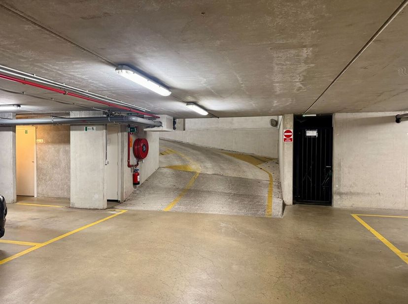 Gunstig gelegen ondergrondse autostaanplaats te huur in de Nieuwpoortstraat te Lier!<br />
Deze ondergrondse autostaanplaats is vlot bereikbaar via ee