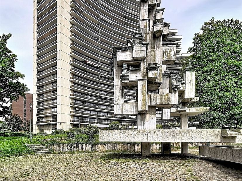Century 21 Immo Dewaele presenteert dit lichte hoekappartement van 121 m² met 3 slaapkamers en 3 grote terrassen in de residentie 'Arc-en-Ciel', tegen