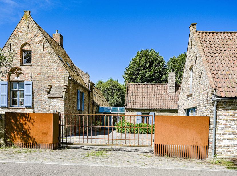Sommige eigendommen koop je niet omwille van hun vierkante meters, maar omwille van hun geschiedenis en hun uitstraling. Op de grens van Dudzele en Li