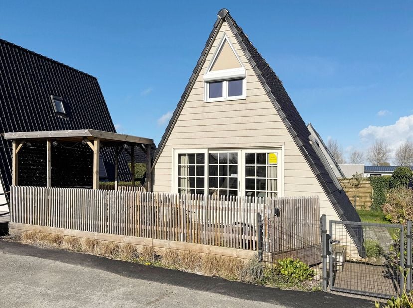 Prachtige chalet met aangenaam terras in het vakantiedomein Dunepark op 800m van de zee. Domein met openlucht zwembad, sportvelden, speelpleinen, vijv