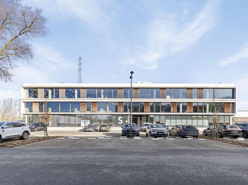 Kantoor van ongeveer 663 m² te huur in het complex Z-Offices te Zwevegem. Z-Offices bestaat uit twee individuele, moderne kantoorgebouwen. Het kantoor