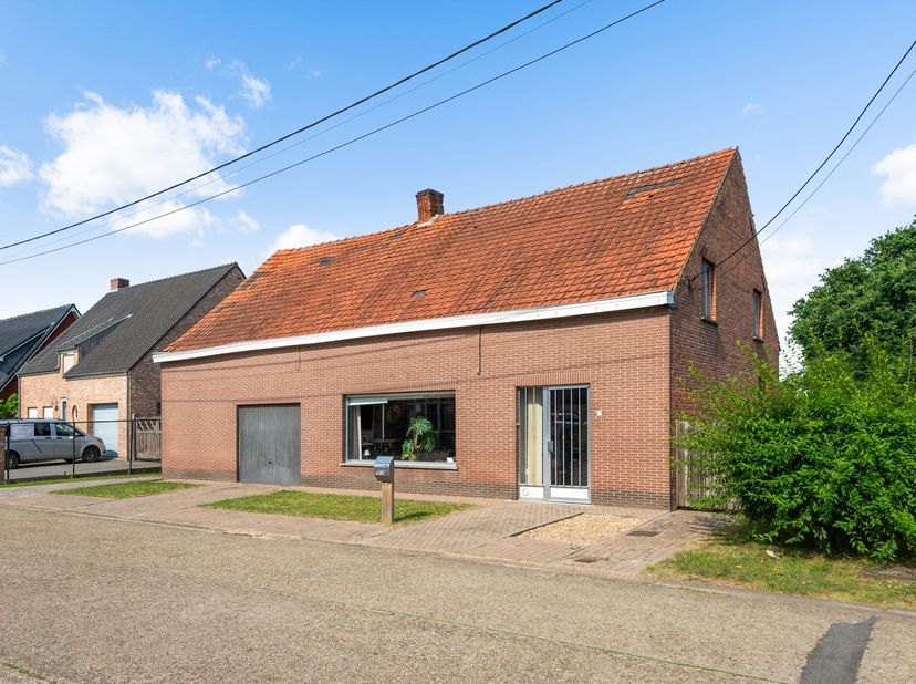 Locatie: <br />
Deze te renoveren hoeve is gelegen in een rustige straat nabij het centrum van Vlimmeren (Beerse). De woning heeft van een landelijke