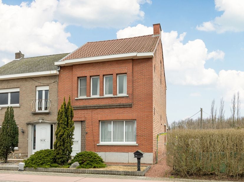 GELIJKVLOERS<br />
Inkomhal 13,5 m² op tegel. Achterinkom 4 m² op tegel. Leefruimte 35 m² op tegel. Keuken 15 m² op tegel met gaskookplaat, ijskast en