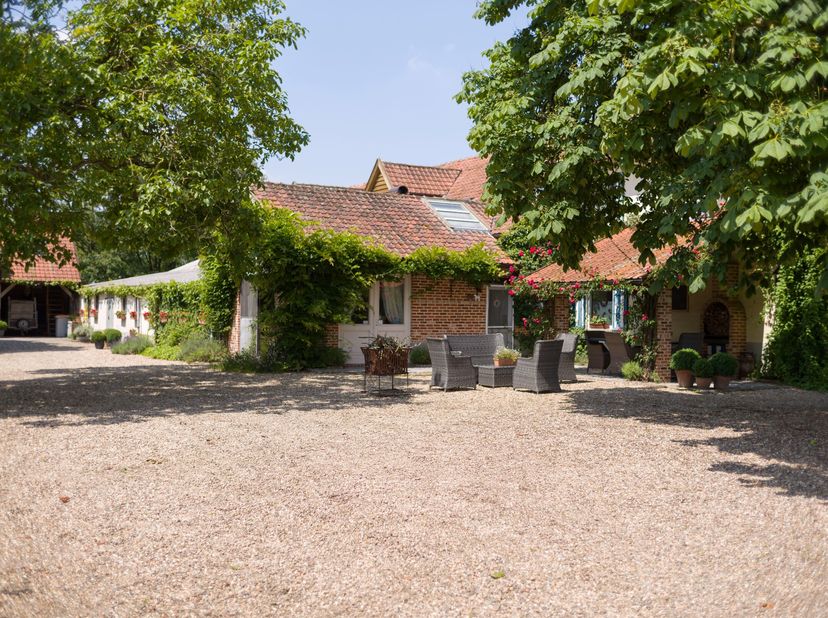 We bevinden ons in het mooie Oudsbergen. De villa is gelegen in een doodlopende straat en omgeven door groen en vergezichten. Het domein is volledig o
