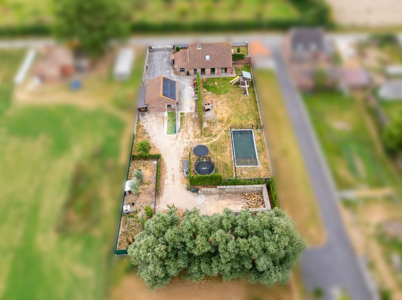 Deze ruime/alleenstaande woning op een perceel van 1.963 m² wordt u te koop aangeboden.<br />
Via de ruime inkomhal betreden we de woning met aansluit