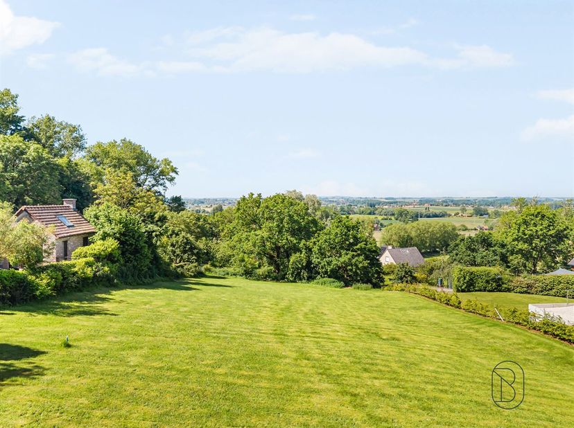 Ce magnifique terrain à bâtir de 2 157 m² bénéficie d'un emplacement exceptionnel, dans l'une des plus belles rues de Renaix, près du Muziekbos, et of