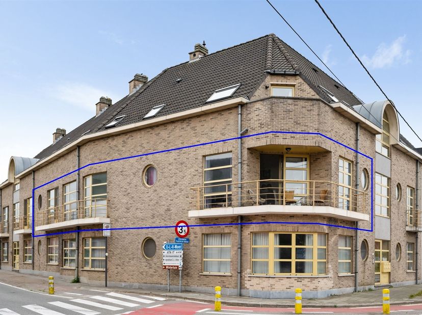 Lichtrijk appartement te Onze-Lieve-vrouw-Waver.<br />
<br />
Dit knappe appartement is gelegen op de eerste verdieping van een kleinschalige reside