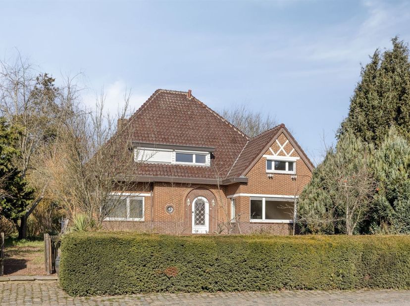 Te renoveren villa op een prachtig ruim perceel van +/- 26a35ca te Maleizen. De woning omvat: ruime inkomhal - ruime living +/- 55 m² - aparte eetkame