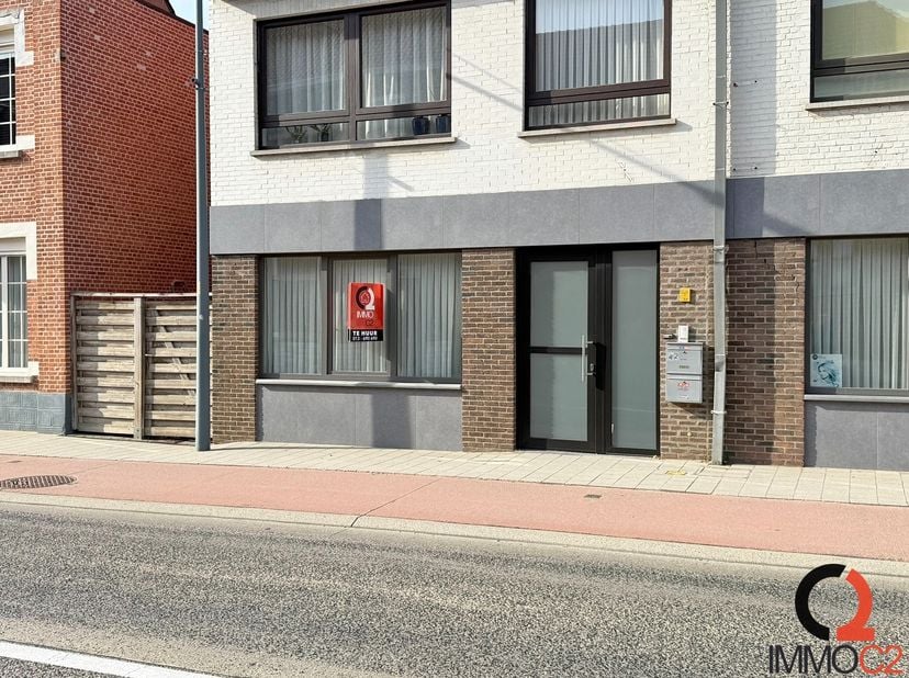 Centraal gelegen gelijkvloers appartement met tuin en terras.<br />
Bestaande uit: <br />
+ Leefruimte met veel lichtinval<br />
+ Badkamer met douche