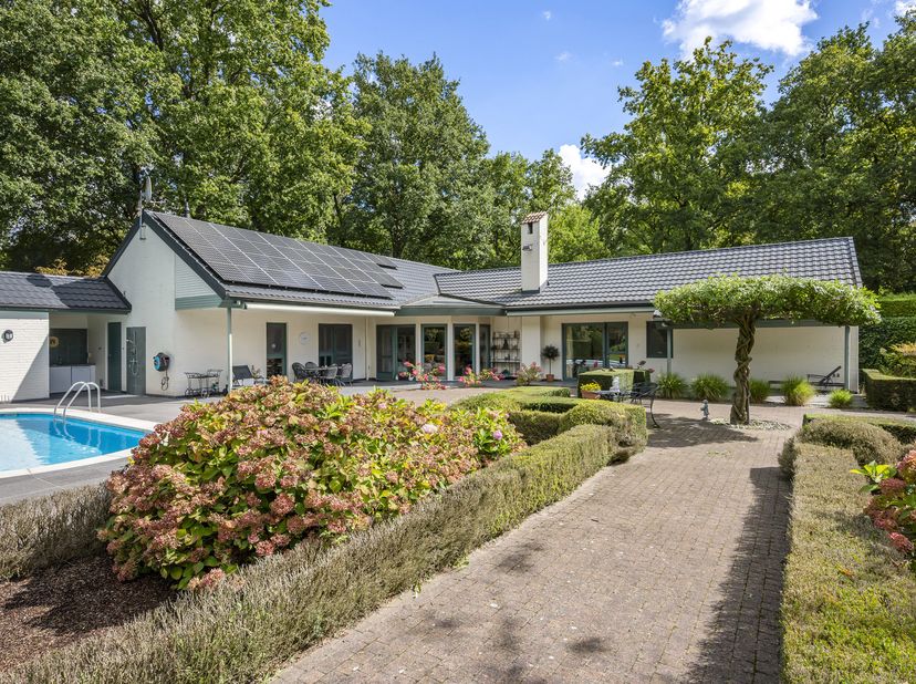 Charmante gelijkvloerse villa op ca. 3.660 m² in groene parkomgeving!<br />
Comfort, privacy en een uitstekende indeling met een idyllische ligging in
