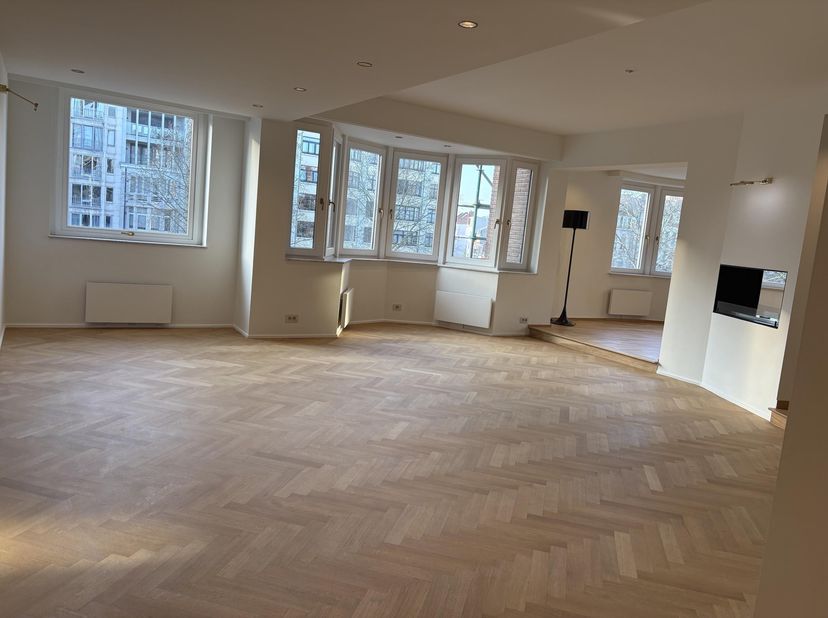 Proche Montgomery: Lumineux appartement de 179 m2 (PEB) entièrement rénové.2026<br />
Vaste pièce de vie de 85 m2 avec cuisine hyper équipée. Deux gra