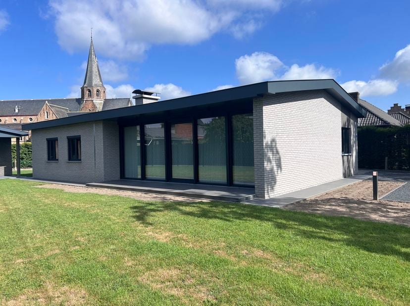 Ben je op zoek naar een instapklare woning met ruimte? Dan is deze prachtige woning precies wat je zoekt!<br />
Deze recente woning beschikt over:<br