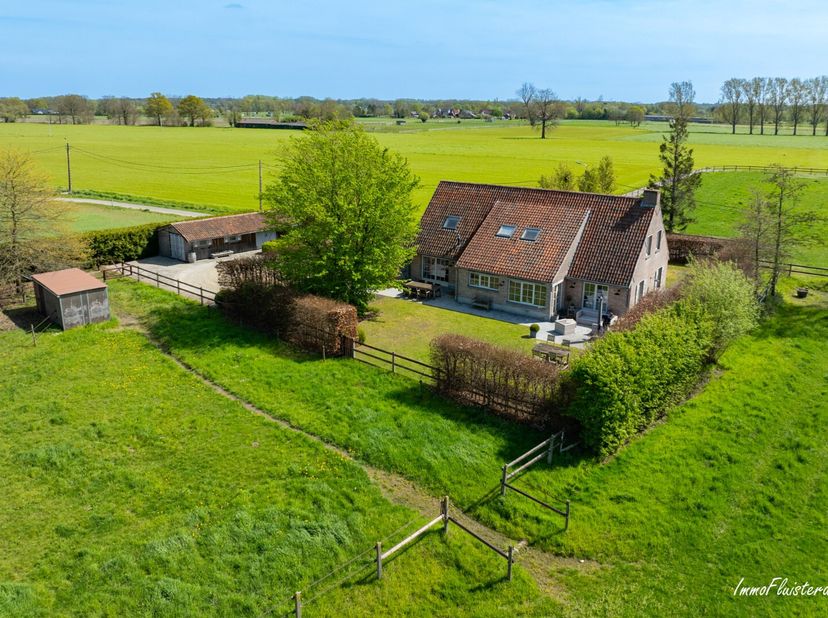 Deze charmante en instapklare woning combineert comfortabel wonen met een rustige, groene ligging. Ideaal voor wie houdt van ruimte, privacy en een mo