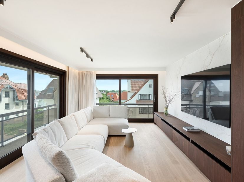 Prachtig gerenoveerd duplex-appartement op topligging aan het Albertstrand<br />
Dit stijlvol gerenoveerde duplex-appartement geniet van een uitzonder