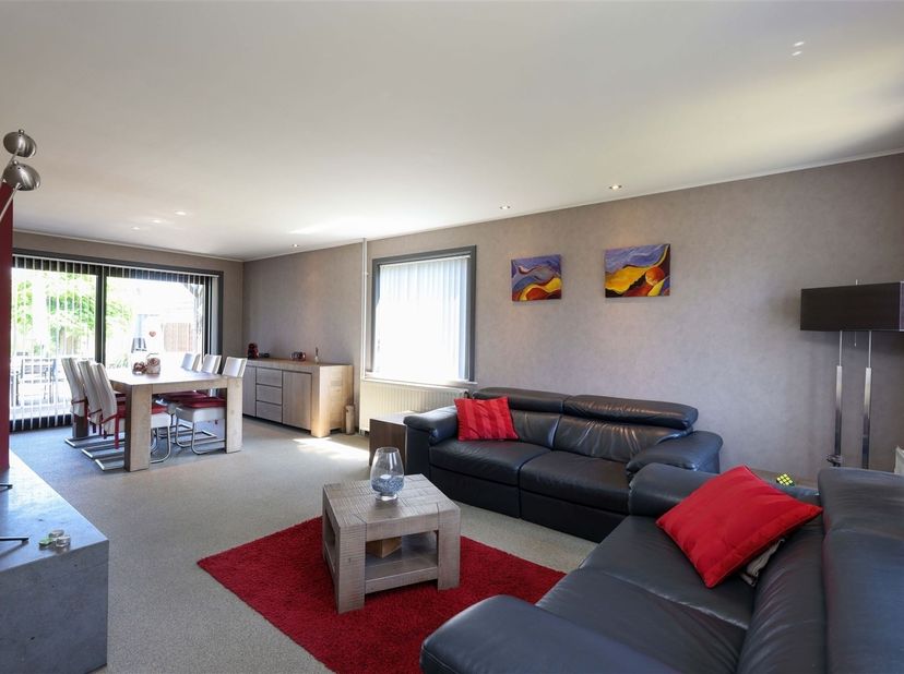 Verrassend ruime gezinswoning met 3 slaapkamers en prachtig aangelegde tuin op 14a41ca<br />
<br />
Omgeving:<br />
+ Gelegen in een groene gemeent