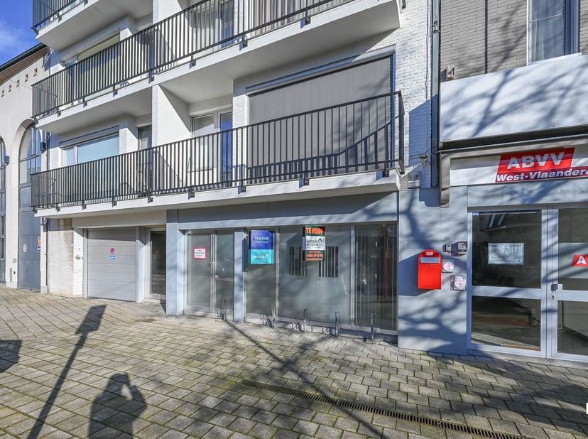 Deze commerciële ruimte beschikt over een bruikbare vloeroppervlakte van ca. 114 m² (volgens EPC-attest) en is gelegen op een toplocatie in het hart v